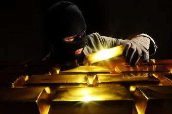 ВООРУЖЕНА ГРУПА ОГРАБИ ЗЛАТАРА СО КАЛА*НИКОВИ ВО ГОСТИВАР – ПОЛИЦИЈАТА САБОТИРАНА СО БОДЛИКАВИ ЖИЦИ! (ВИДЕО)