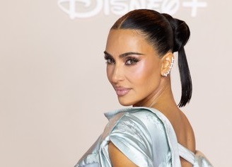 СВЕТОТ ЗГРОЗЕН ПОРАДИ ЌЕРКАТА НА КИМ И КАЊЕ! СИНЏИРИ, ТЕТОВАЖИ, ПИРСИНЗИ И ЦРНИ ФОЛИИ НА ЗАБИТЕ – СО САМО 12 ГОДИНИ!