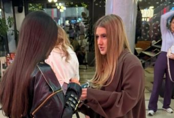 ЌЕРКАТА НА ГОЦА ТРЖАН ВО ЦЕНТАРОТ НА ВНИМАНИЕТО! Лена Маринковиќ во провокативно издание – мини здолниште, корсет и голи нозе (ФОТО)