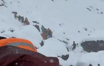 ИЛЈАДА ЛУЃЕ ЗАРОБЕНИ НА МОНТ ЕВЕРЕСТ! Снежна бура ги затрупа патиштата, спасувачки екипи се обидуваат да се пробијат!