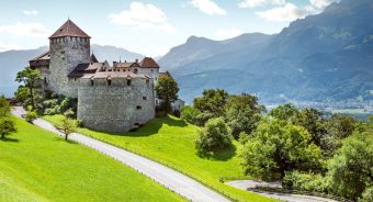 ОВАА ЗЕМЈА НЕМА СВОЈ ЈАЗИК, НИТУ АЕРОДРОМ, А СЕПАК Е ЕДНА ОД НАЈБОГАТИТЕ ЗЕМЈИ ВО ЕВРОПА!