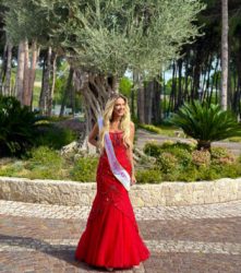 ОД КРИВА ПАЛАНКА ДО ГЛОБАЛНА СЦЕНА: ЈУЛИЈАНА ЃОРЃИЕВСКА ЌЕ ЈА ПРЕТСТАВУВА МАКЕДОНИЈА НА МИС ГЛОУБ 2025!