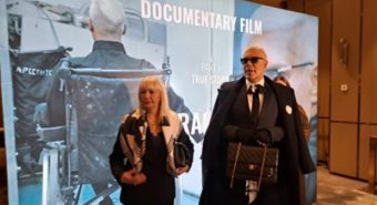 ХАЈП ТВ НА ЛИЦЕ МЕСТО! Боки 13 во друштво на својата мајка пристигна на премиерата на автобиографскиот филм (ФОТО+ВИДЕО)