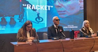 Боки 13 оддаде почит на трагично загинатиот член на бендот „ДНК“ – својот говор го започна со минута молк.