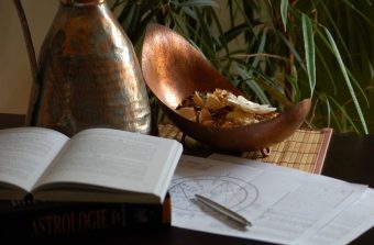 ХОРОСКОП ЗА ДЕНЕС 17 ОКТОМВРИ: НЕКОИ ЌЕ ДОНЕСУВААТ ЖИВОТНА ОДЛУКА, ДРУГИ ЌЕ ДОЖИВЕАТ ТЕНЗИИ НА РАБОТА – ЕВЕ ШТО ВИ НОСИ ХОРОСКОПОТ ДЕНЕС!