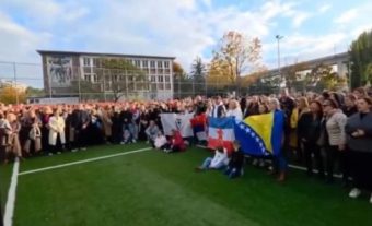 „Додека денес ги пееја песните на Халид Бешлиќ, ги развиорија знамињата на Босна и Херцеговина, Србија и Југославија! ‘Ќе те паметам целиот свој живот…’“