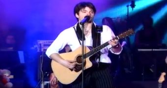 НЕ САКАЛ ДА СЕ ОДДЕЛИ ОД НЕА, ГИТАРАТА ШТО ЈА ДОБИ ОД МАЈКА МУ ГО НАПРАВИ БЕСКРАЕН – ЕМОТИВНА ПРИКАЗНА ЗА ТОШЕ ПРОЕСКИ! (ВИДЕО)