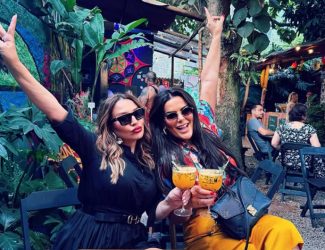 ЛИЛА И БИГ МАМА ГО ЗАПАЛИЈА БРАЗИЛ! ВОДИТЕЛКАТА И ПЕЈАЧКАТА ВО ТУРИСТИЧКА ЕКСТАЗА – ФОТОГРАФИЈАТА КОЈА ГО ОСВОИ ИНТЕРНЕТОТ! (ФОТО)