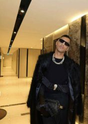 ПРЕДРАГ ПЕРИШИЌ ЧИТА НЕГАТИВНИ КОМЕНТАРИ: „НЕ СУМ ЈАС КРИВ ШТО СТЕ НЕТАЛЕНТИРАНИ, ЗАРАБОТЕТЕ ПАРИ И ВИЕ ЌЕ НОСИТЕ СКАПИ РАБОТИ!“(ВИДЕО)