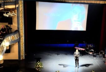 Започна комеморацијата за Халид Бешлиќ – Народниот театар преполн со истакнати имиња од естрадата!