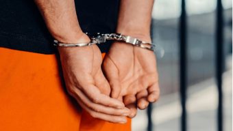 ТАТКО ЈА СИЛ*ВАЛ ЌЕРКАТА 267 ПАТИ, СУДОТ МУ ПРЕСУДИ 40 ГОДИНИ ЗАТВОР – ЗЛОСТОРСТВО ОД НЕВИДЕНИ РАЗМЕРИ ВО СПЛИТ!