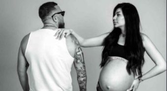 МИРО КАЦАРОВ СПОДЕЛИ СЕМЕЈНА ФОТОСЕСИЈА – СОПРУГАТА СО ТРУДНИЧКИ СТОМАК БЛЕСКА