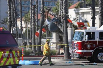 ХЕЛИКОПТЕР СЕ УРНА ВРЗ ДЕТЕ ВО ХАНТИНГТОН БИЧ – ПРИСУТНИТЕ ГО СПАСИЈА ВО ПОСЛЕДЕН МОМЕНТ!(ВИДЕО)