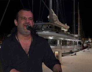 АЦА ЛУКАС ВО СВОЈ ЕЛЕМЕНТ! БАЛКАНСКАТА ЅВЕЗДА НАПРАВИ ШОУ СРЕД МОРЕ НА ПРИВАТНА ЗАБАВА НА ЛУКСУЗНА ЈАХТА! (ВИДЕО)