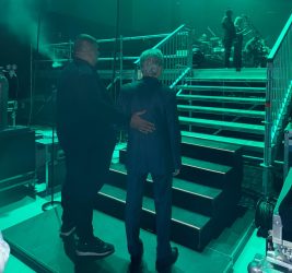 САША МИРКОВИЌ ГО ИСПРАТИ МИРОСЛАВ ИЛИЌ ДО СЦЕНАТА! „СЕ ЗАПОЧНУВА И ЗАВРШУВА СО НЕГО“ – ЕМОТИВЕН СТАРТ НА КОНЦЕРТОТ! (ВИДЕО)