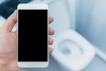 МАЖ СЕ ПАРЕЛЕРИЗИРА ОТКАКО СЕДЕЛ НА ТОАЛЕТ КОРИСТЕЈЌИ ТЕЛЕФОН 30 МИНУТИ