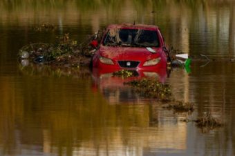НЕВРЕМЕТО ВО БУГАРИЈА НЕ ПОКАЖУВА МИЛОСТ: Поплавите одзедоа четири животи – водата УНИШТУВА СÈ, сцените се драматични (ВИДЕО)