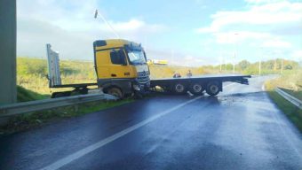 СООБРАЌАЈЕН КОЛАПС КАЈ ХИПОДРОМ: КАМИОН УДРИ ВО БАНКИНА – ВОЗАЧОТ ПОВРЕДЕН, СООБРАЌАЈОТ ПРЕНАСОЧЕН!