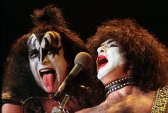 ЛЕГЕНДАРЕН РОКЕР ДОЖИВЕА СООБРАЌАЈНА НЕСРЕЌА! Изгубил свест зад воланот и се забил во автомобилот!