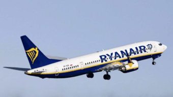 Човек си го изел својот пасош за време на лет на Рајанер од Милано до Лондон!